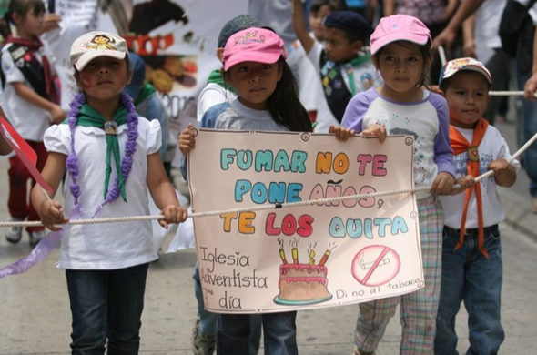 Guatemala: Hundreds of young people march with anti-smoking messages