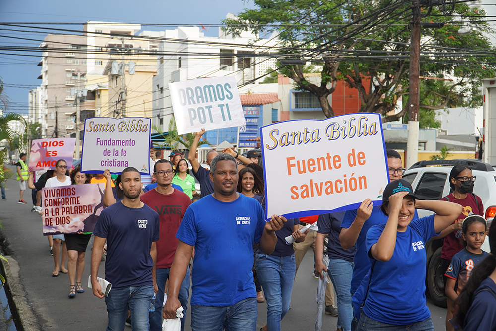 En la República Dominicana, los adventistas llaman a cientos de personas  para que se refugien en la Palabra de Dios - Iglesia Adventista del Séptimo  Día - División Interamericana