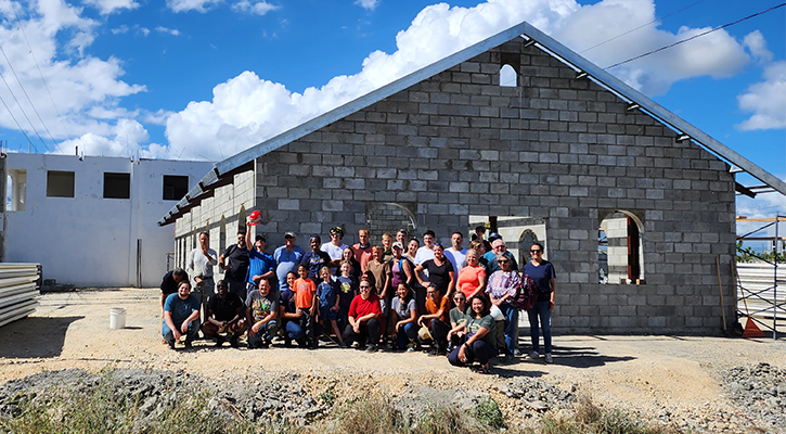 Voluntarios Maranatha ayudan a construir un templo en República Dominicana  - Iglesia Adventista del Séptimo Día - División Interamericana