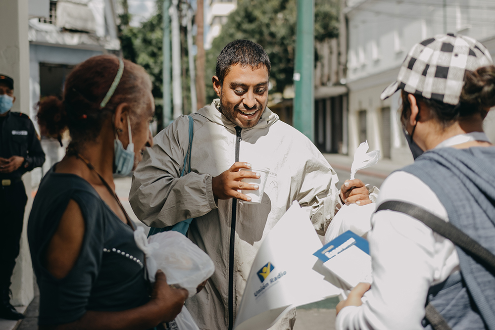 Adventistas distribuyen platos de comida a los que viven en la calle en  Guatemala - Iglesia Adventista del Séptimo Día - División Interamericana