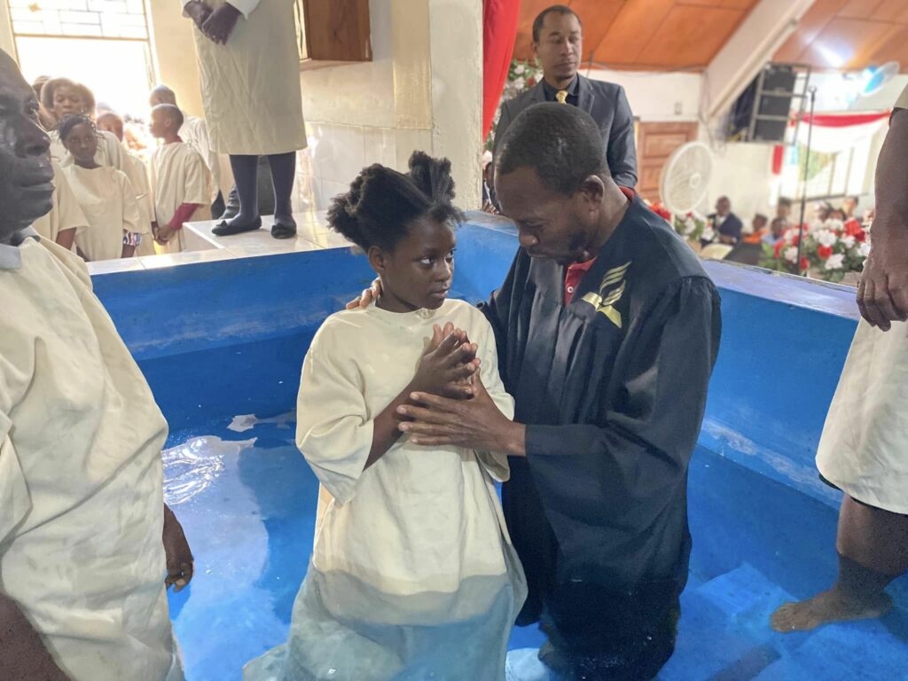 En medio del cierre de iglesias y aumento de la violencia, miles son bautizados en Haití