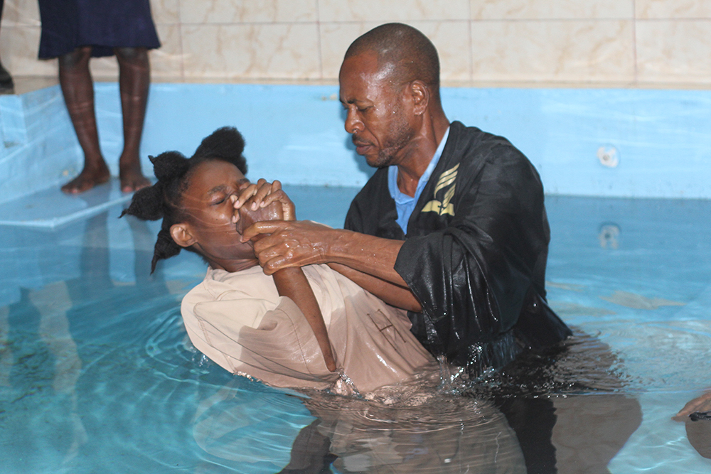 En medio del cierre de iglesias y aumento de la violencia, miles son bautizados en Haití