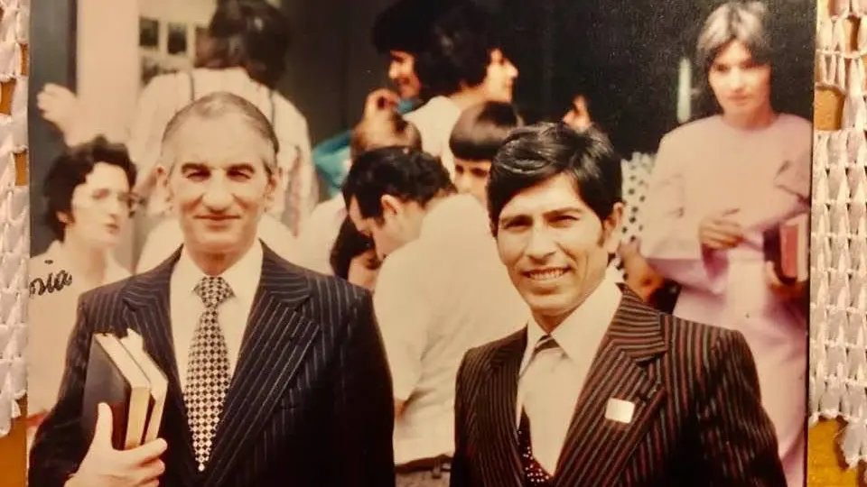 Ricardo Olivares (derecha) con el entonces presidente de la Asociación del Gran Sídney en 1977. [Fotografía: Adventist Record]